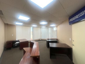 72-32 Broadway, Jackson Heights, NY à louer Photo intérieure- Image 2 de 2