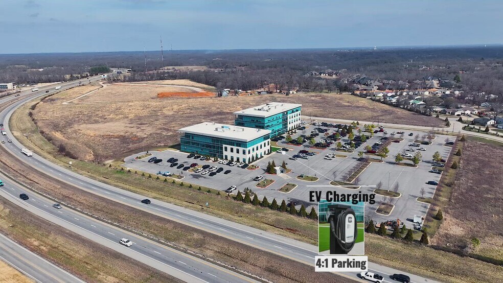 2500 NE 11th St, Bentonville, AR à louer - Vidéo sur l’inscription commerciale - Image 2 de 28