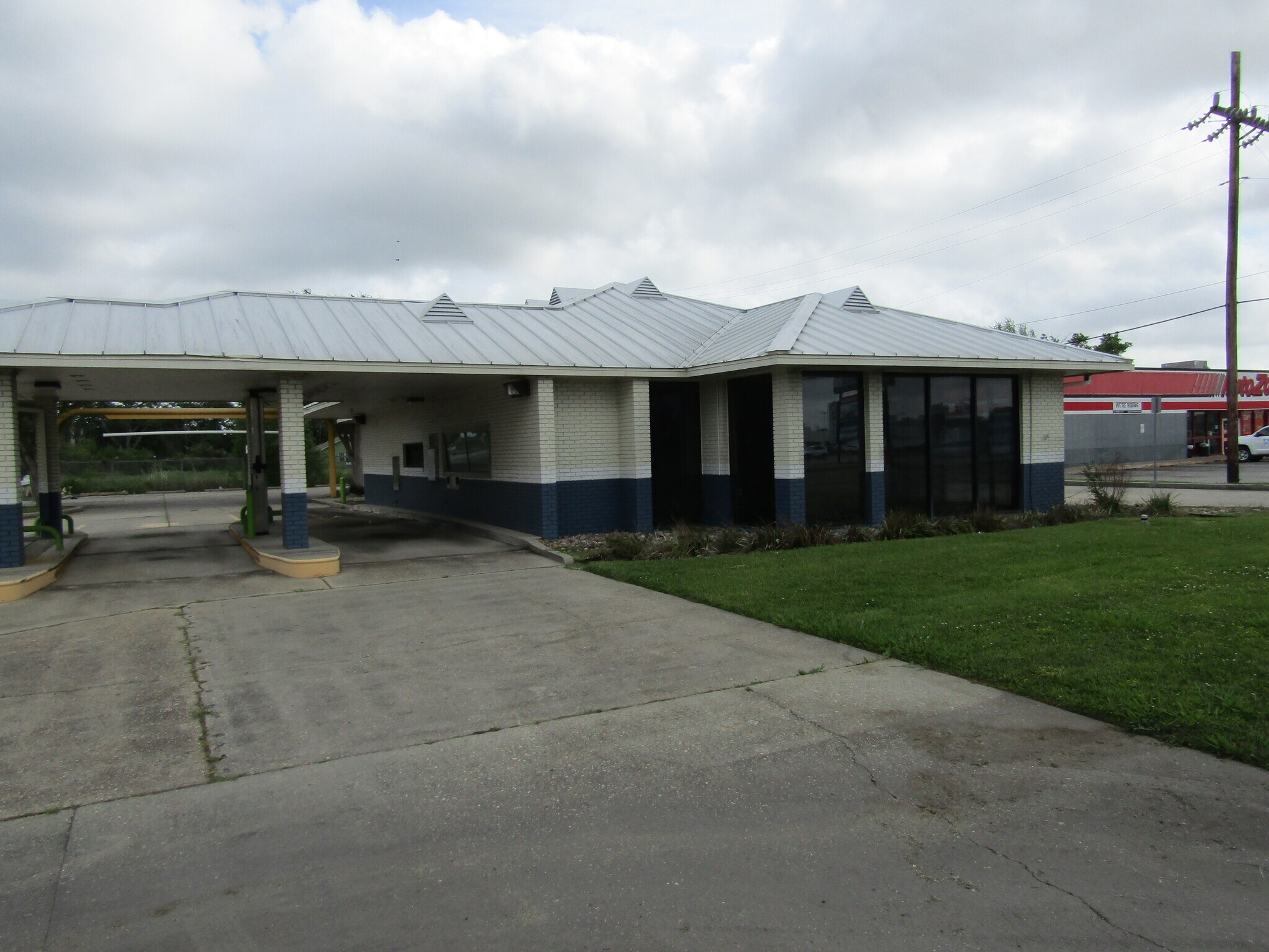 631 E Admiral Doyle Dr, New Iberia, LA à vendre Photo du bâtiment- Image 1 de 17