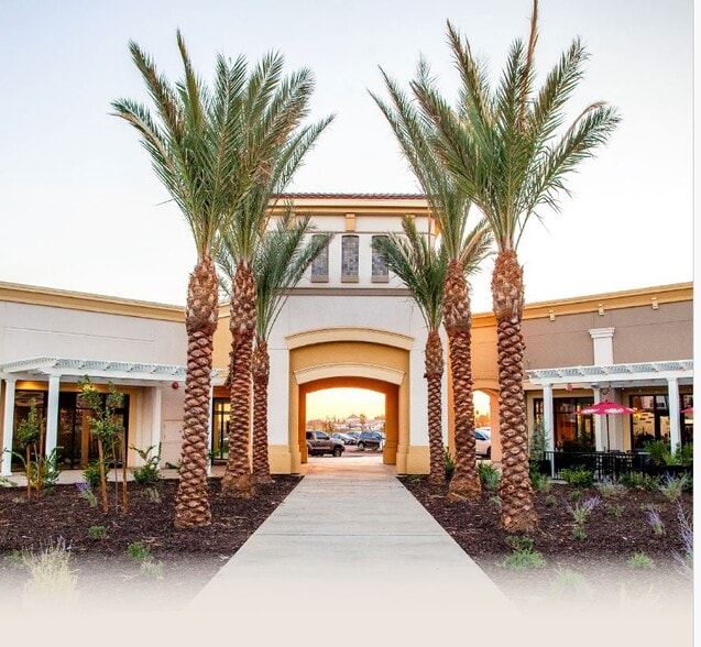 SWC Shaw & Leonard, Clovis, CA à louer - Photo du bâtiment - Image 3 de 4