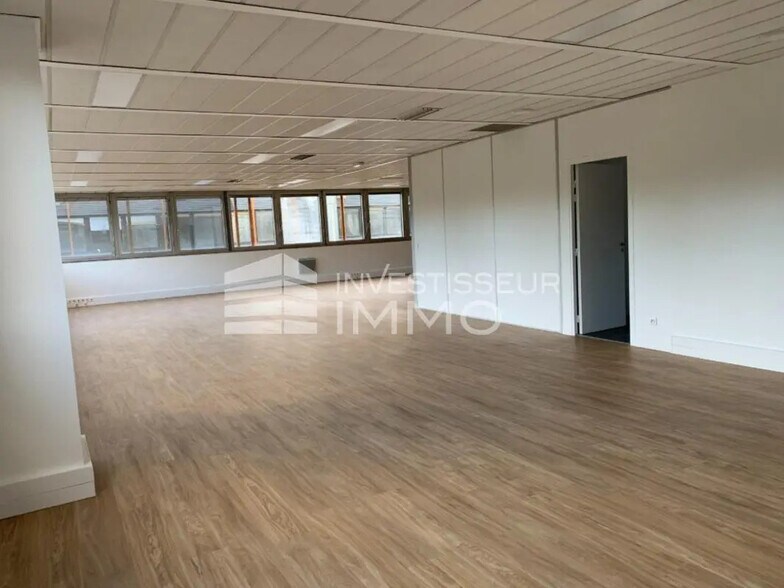 Flex in Gennevilliers for lease - Interior Photo - Image 3 of 10
