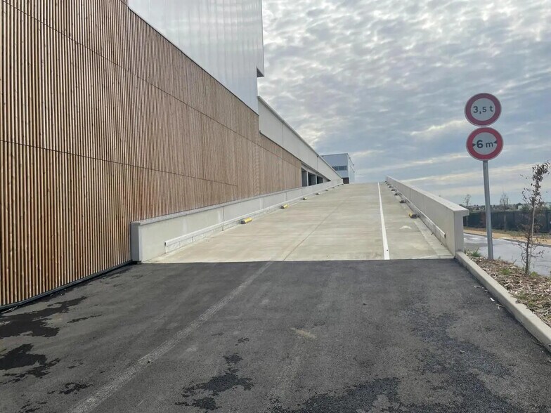 Flex in Tremblay-en-France for lease - Building Photo - Image 2 of 5