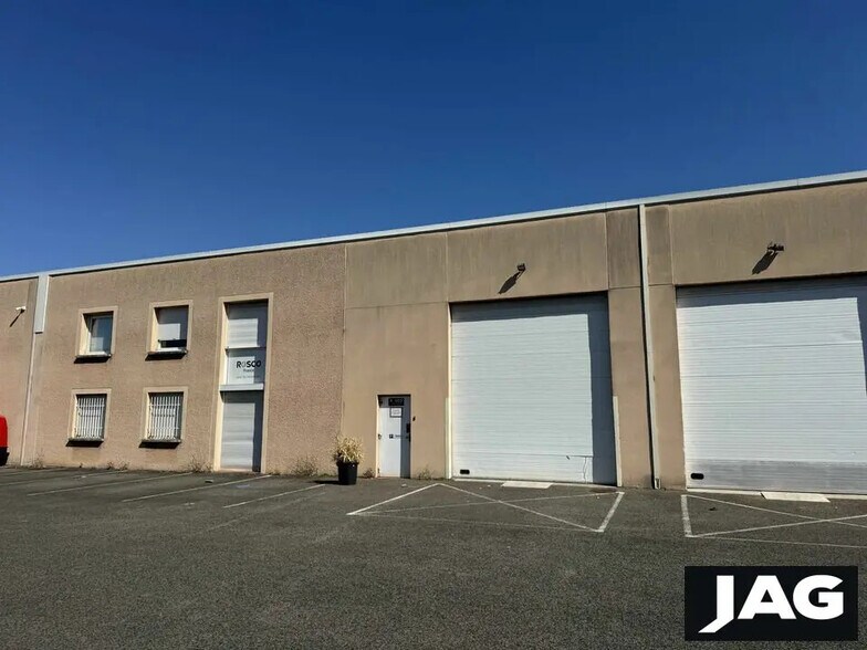 Office in Villeurbanne for lease - Building Photo - Image 1 of 13