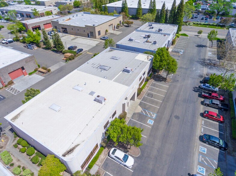7975 Cameron Dr, Windsor, CA à vendre - Photo du bâtiment - Image 3 de 27