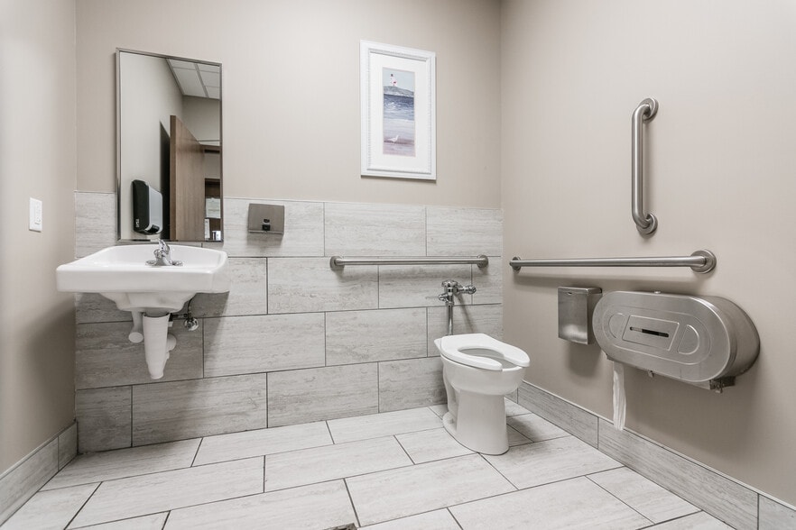 242 Indian Lake Blvd, Hendersonville, TN for lease - Interior Photo - Image 3 of 16