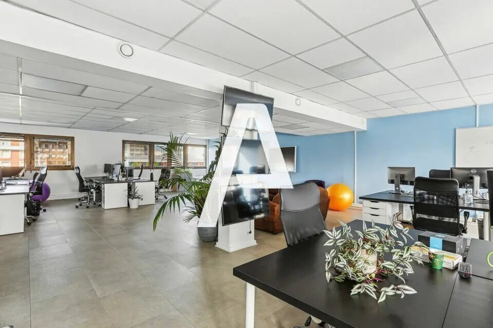 Office in Ivry-sur-Seine for lease Building Photo- Image 1 of 6
