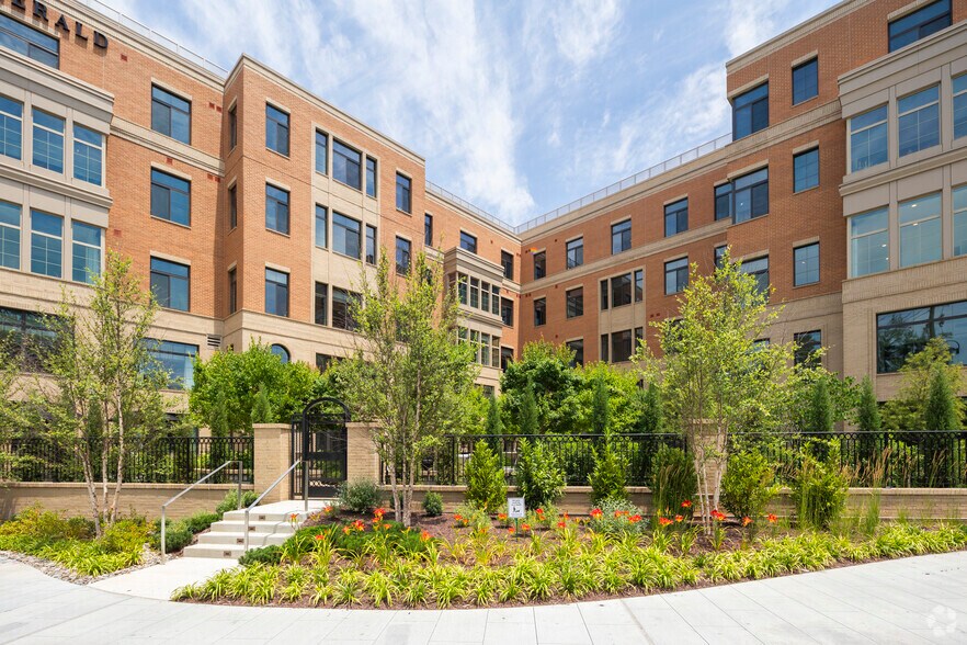4865 MacArthur Blvd NW, Washington, DC à louer - Photo du bâtiment - Image 2 de 4