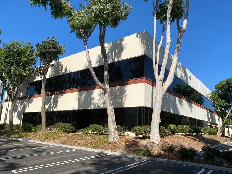 5141-5171 Verdugo Way, Camarillo, CA à louer - Photo du bâtiment - Image 1 de 3