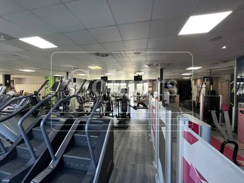 Commerce de détail dans Éguilles à louer - Photo du bâtiment - Image 2 de 8