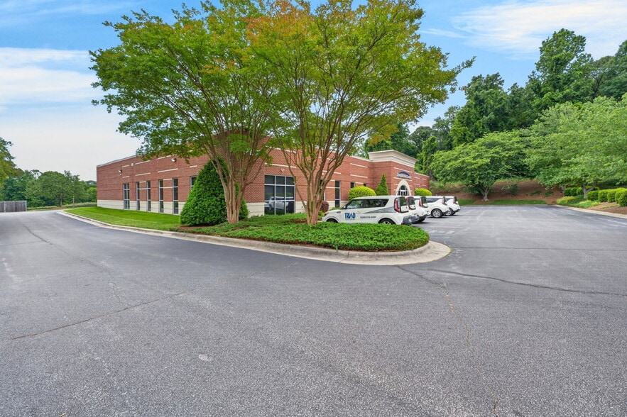 707 Sunshine Way, Greensboro, NC à vendre - Photo du bâtiment - Image 2 de 12