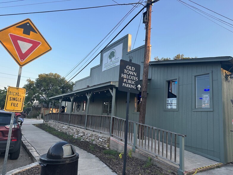 14405 Old Bandera, Helotes, TX à louer - Photo du bâtiment - Image 3 de 13