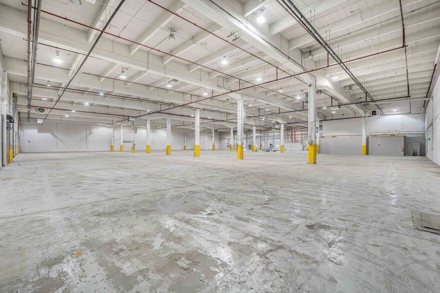2555 Ave Dollard, Montréal, QC for lease - Interior Photo - Image 3 of 6