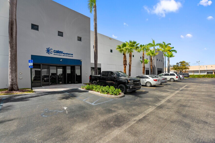 8305 NW 27th St, Doral, FL à louer - Photo du bâtiment - Image 3 de 11