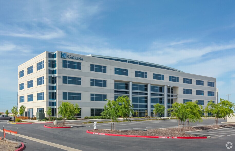 925 Highland Pointe Dr, Roseville, CA à louer - Photo du bâtiment - Image 3 de 4