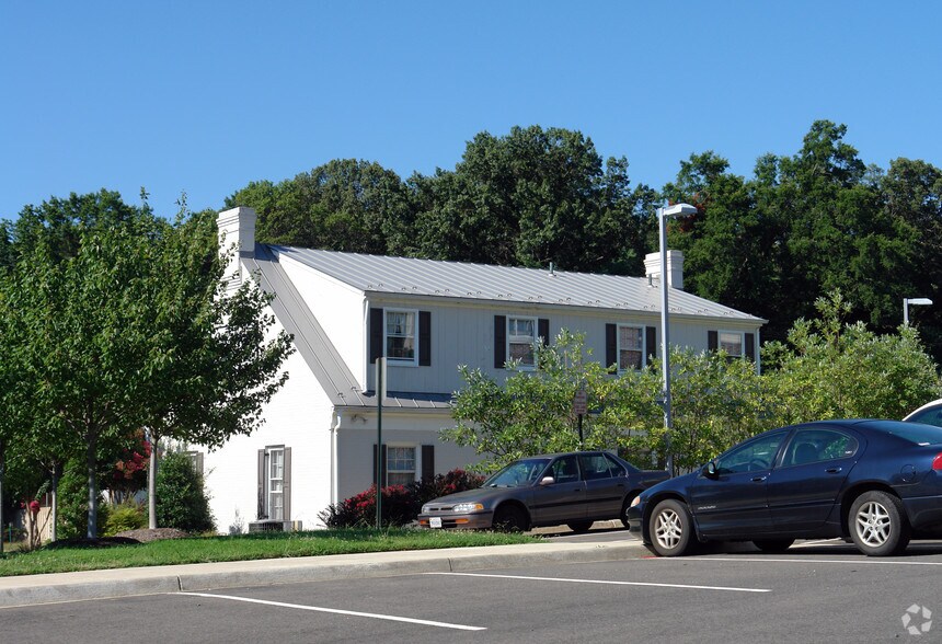 1691 Jefferson Davis Hwy, Fredericksburg, VA à louer - Photo du bâtiment - Image 3 de 3