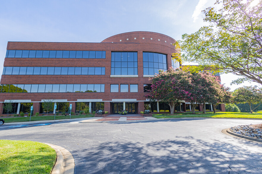 8701 Red Oak Blvd, Charlotte, NC for lease - Building Photo - Image 2 of 9