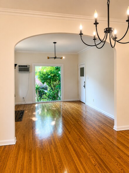 603-607 1/2 N. Bronson Av, Los Angeles, CA à vendre - Photo du bâtiment - Image 2 de 21