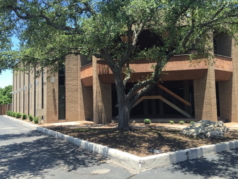 704 Wonsley Dr E, Austin, TX for lease - Building Photo - Image 3 of 9