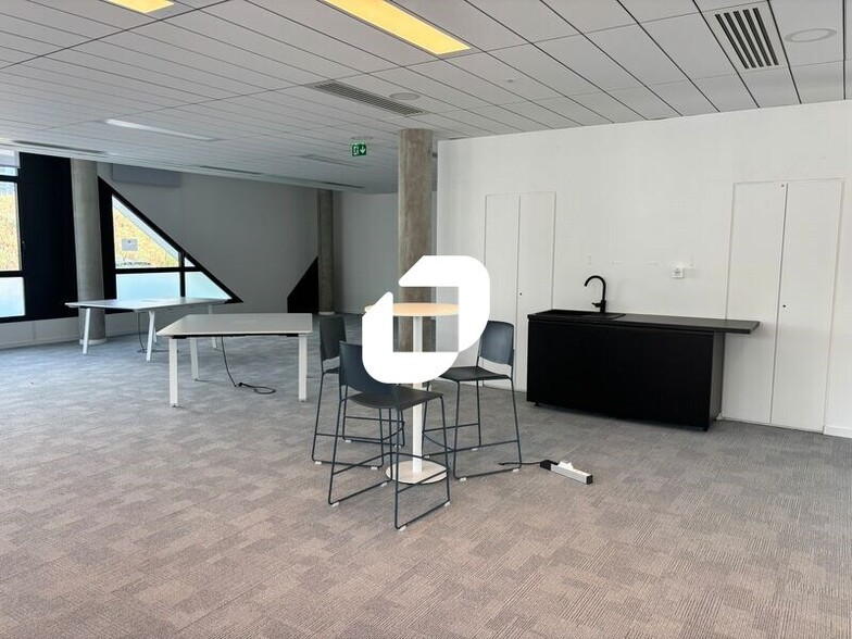 19 Rue Des Rosiéristes, Champagne-au-Mont-d'Or à louer - Photo du bâtiment - Image 3 de 10