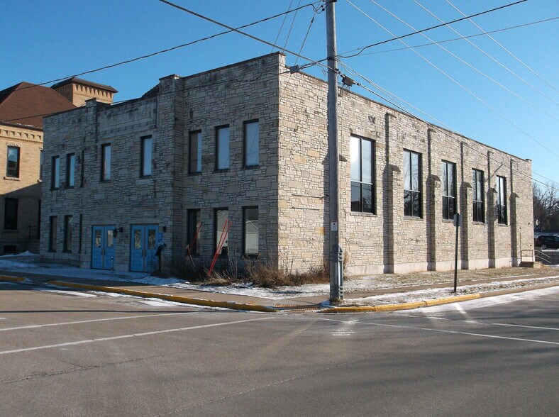 130 W Larrabee St, Omro, WI for sale - Building Photo - Image 2 of 20