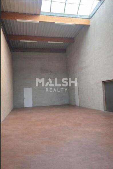 Flex in La Verpillière for lease - Interior Photo - Image 2 of 4