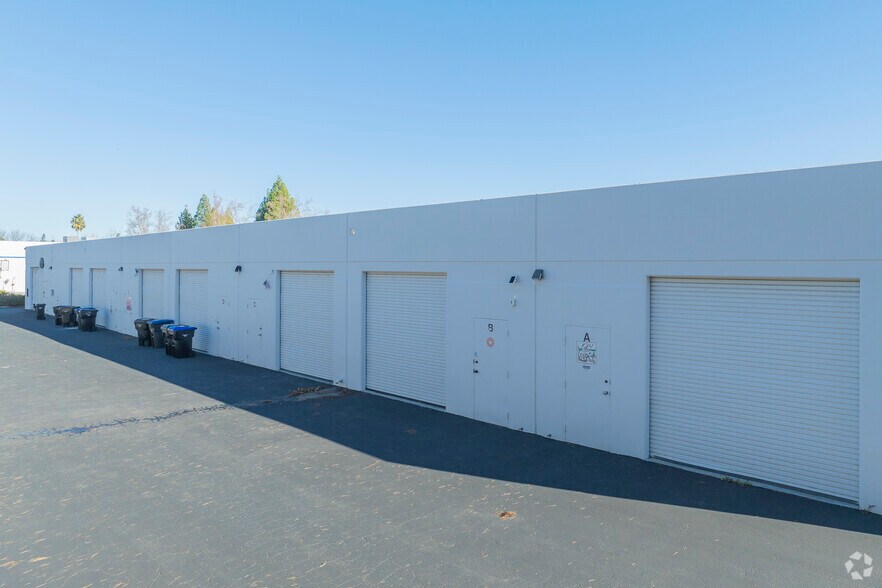1039 Serpentine Ln, Pleasanton, CA à louer - Photo du bâtiment - Image 3 de 9