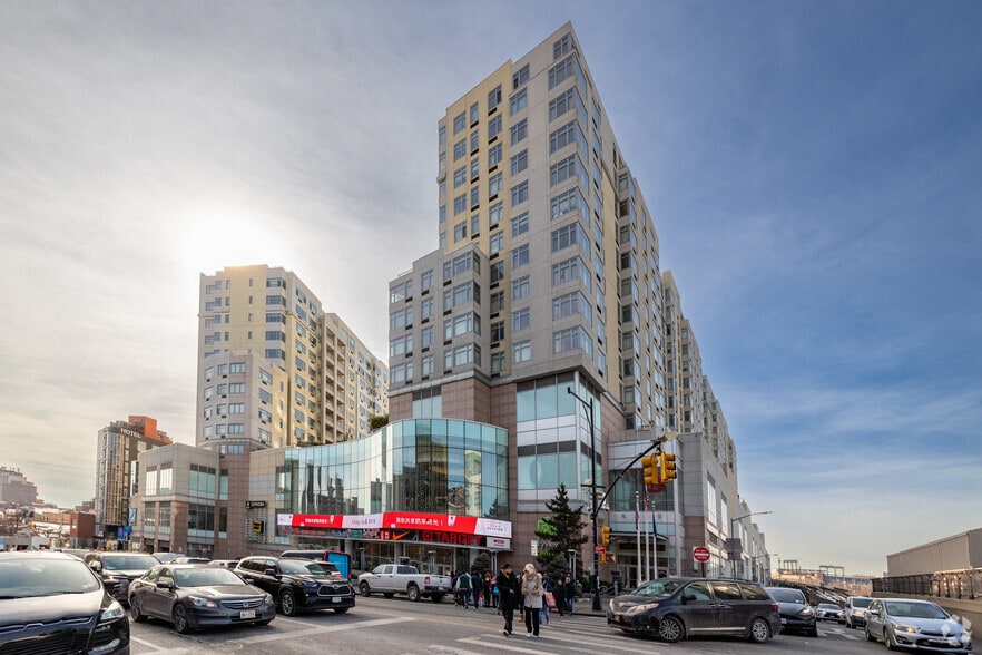 40-24 College Point Blvd, Flushing, NY à louer - Photo principale - Image 1 de 9