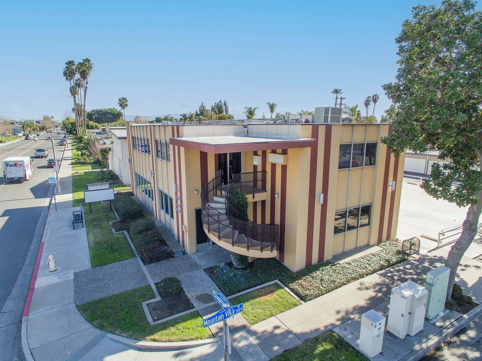 2000 E Chapman Ave, Fullerton, CA à louer Photo du bâtiment- Image 1 de 22