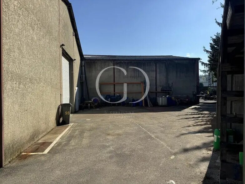 98 Rue Des Sources, Saint-Genis-Laval à louer - Photo du bâtiment - Image 3 de 7