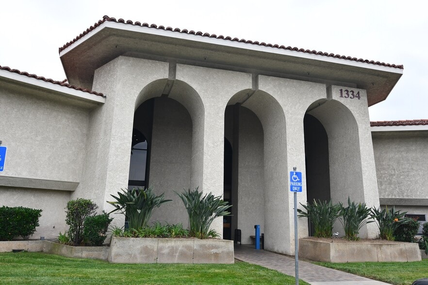 1334 W Covina Blvd, San Dimas, CA for lease - Building Photo - Image 1 of 5
