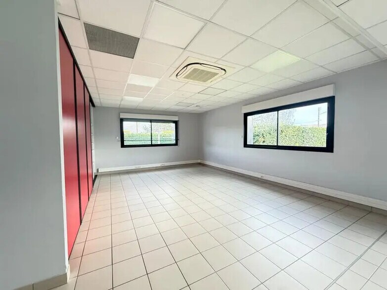 Bureau dans Les Sorinières à louer - Photo du bâtiment - Image 3 de 4
