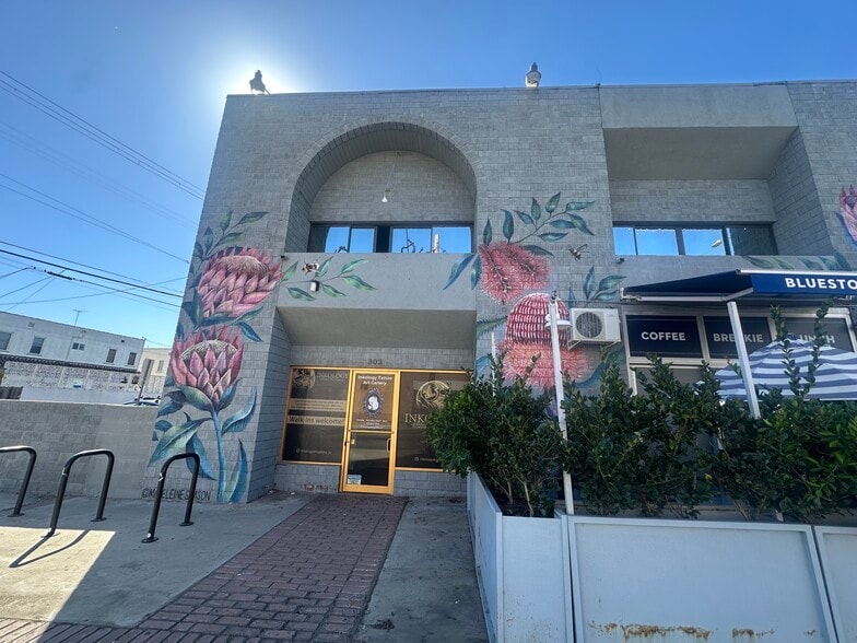 8108 W 3rd St, Los Angeles, CA à louer - Photo du bâtiment - Image 2 de 11