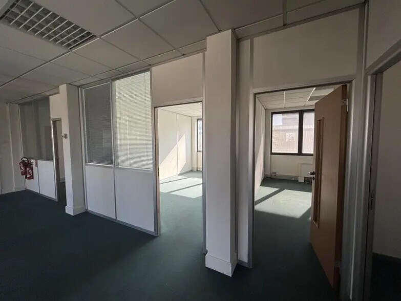 Office in Colombes for lease - Interior Photo - Image 2 of 4