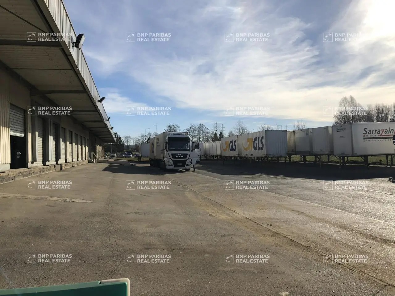 Flex in Ennery for lease Building Photo- Image 1 of 11