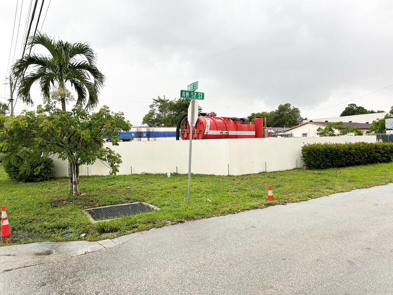 1000 NW 52nd St, Fort Lauderdale, FL à louer - Photo du bâtiment - Image 3 de 3