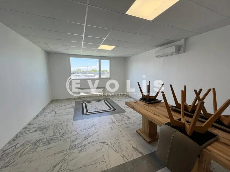 Flex in Vénissieux for lease - Interior Photo - Image 3 of 10