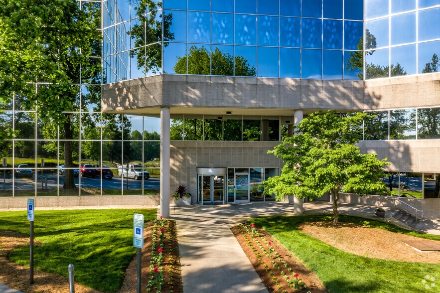 4651 Charlotte Park Dr, Charlotte, NC à louer - Photo du bâtiment - Image 2 de 52