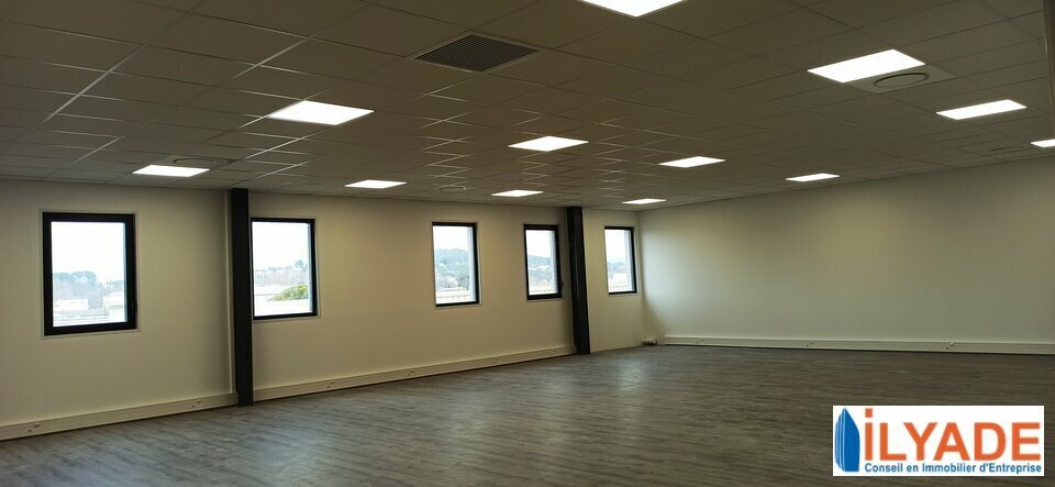 Office in Pertuis for lease - Building Photo - Image 1 of 9