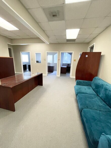 4237 Salisbury Rd, Jacksonville, FL à louer - Photo du bâtiment - Image 2 de 7