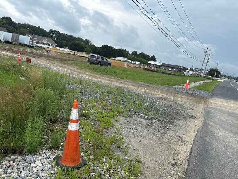 26595 John J Williams Hwy, Millsboro, DE à louer - Photo du bâtiment - Image 2 de 3