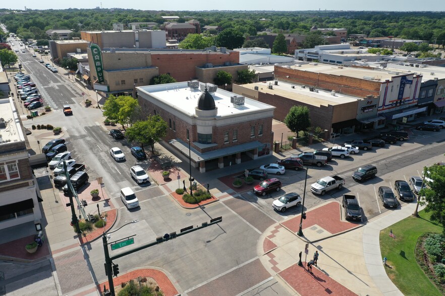 101 N Elm St, Denton, TX à louer - Photo du bâtiment - Image 2 de 9