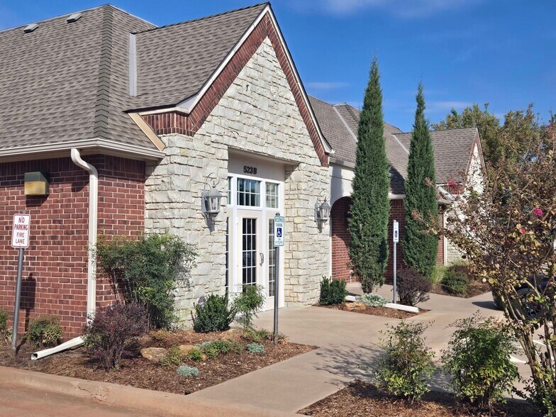 523 S Santa Fe, Edmond, OK à louer - Photo du bâtiment - Image 1 de 7