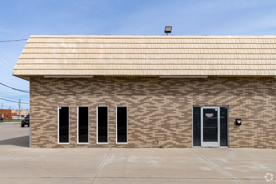 15555-15651 E Twelve Mile Rd, Roseville, MI à vendre - Photo du bâtiment - Image 2 de 6