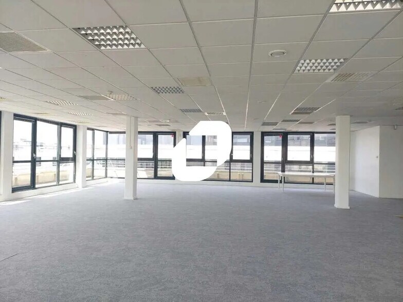 Office in Guyancourt for lease - Building Photo - Image 2 of 16