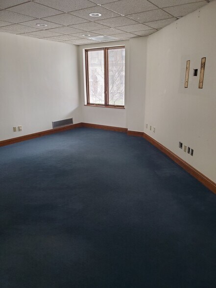 202 N Center St, Bloomington, IL à vendre - Photo du bâtiment - Image 3 de 5