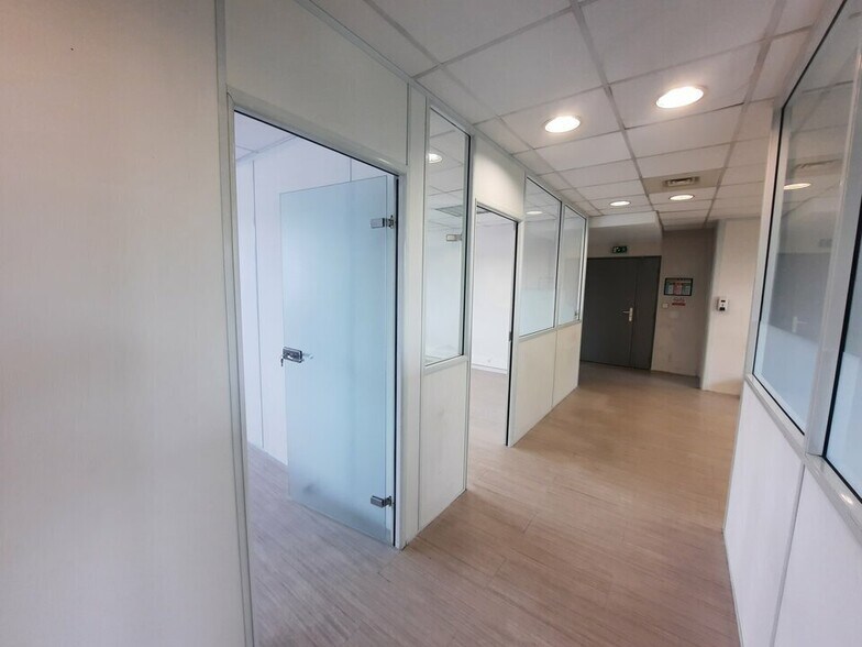 Office in Rouen for lease - Interior Photo - Image 2 of 7