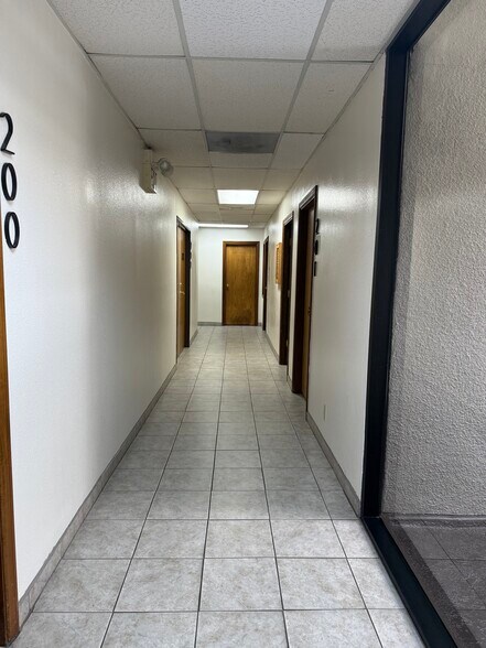 1023 N Hollywood Way, Burbank, CA à louer - Photo du bâtiment - Image 3 de 18