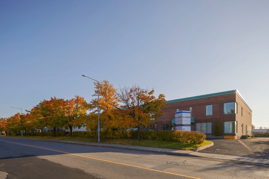874-896 Rue Jean-Neveu, Longueuil, QC à louer - Photo du bâtiment - Image 2 de 16