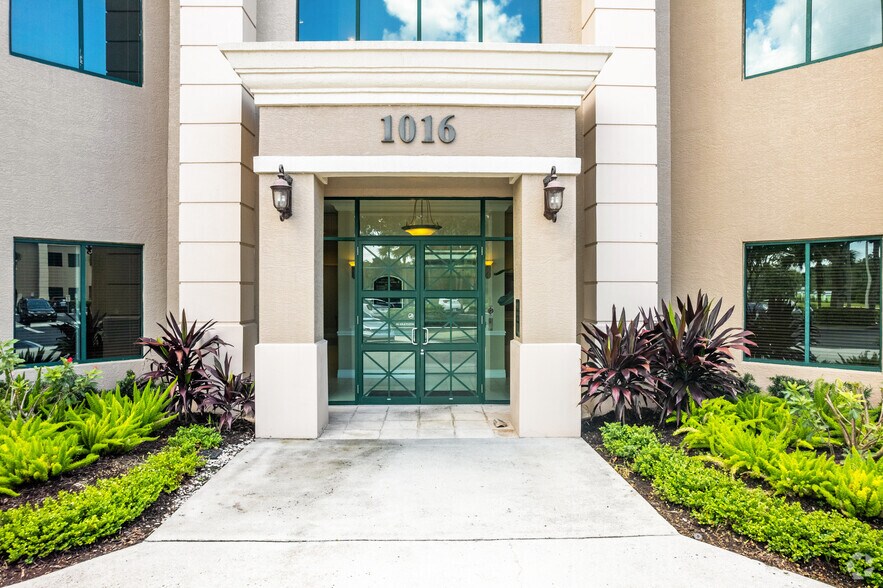 1016 Collier Center Way, Naples, FL à louer - Photo du bâtiment - Image 2 de 7