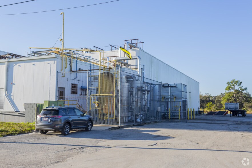 7952 Interstate Ct, North Fort Myers, FL à vendre - Photo du bâtiment - Image 3 de 6